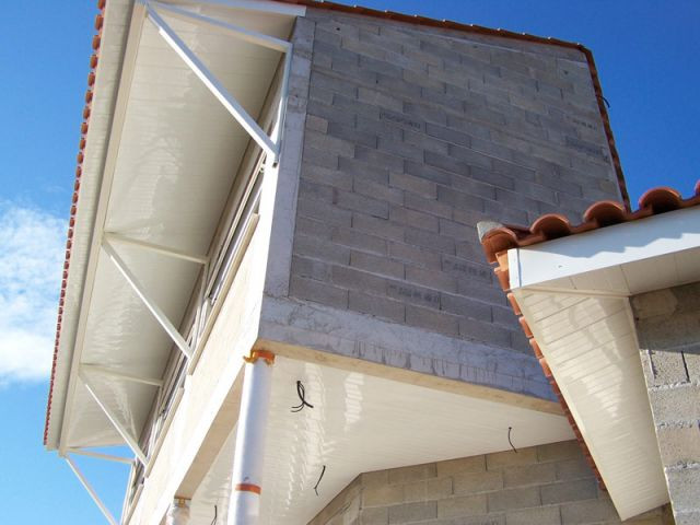 Travaux - Débord - Maison autour d'une piscine