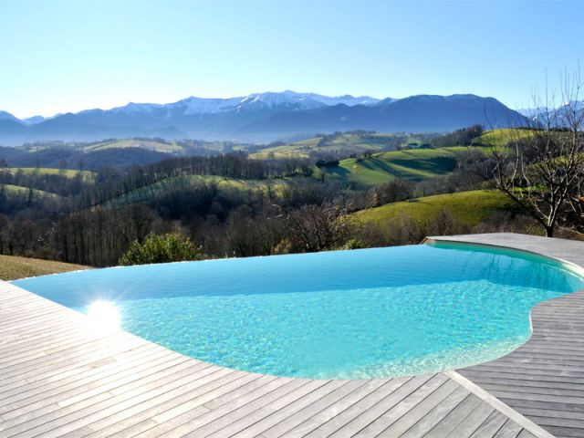 Les flotteurs de piscine : empêchez l'eau de geler pour un hivernage réussi  !