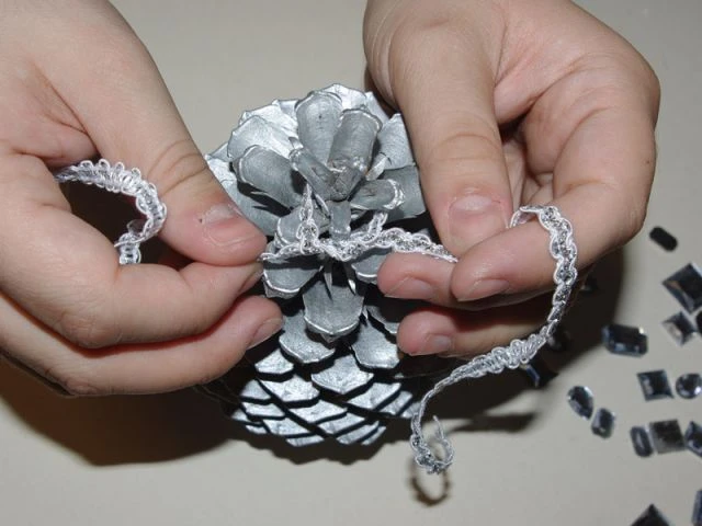 Suspension de Noël Strass - Ruban argenté - Suspensions pomme de pin
