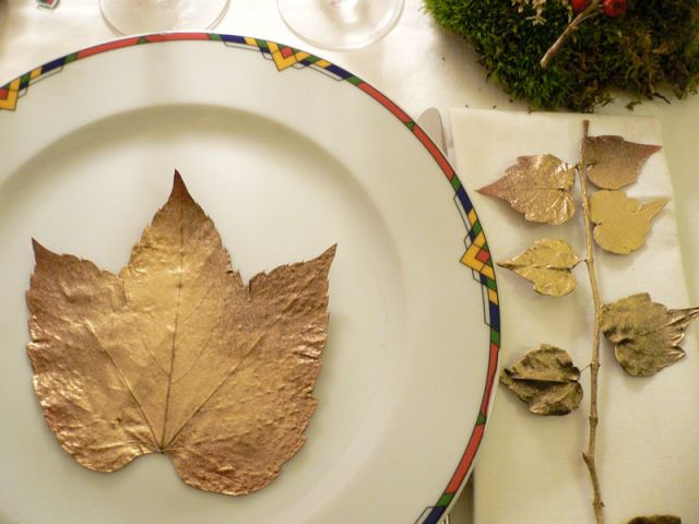 Décorer les assiettes avec des feuilles dorées - Déco table Noël