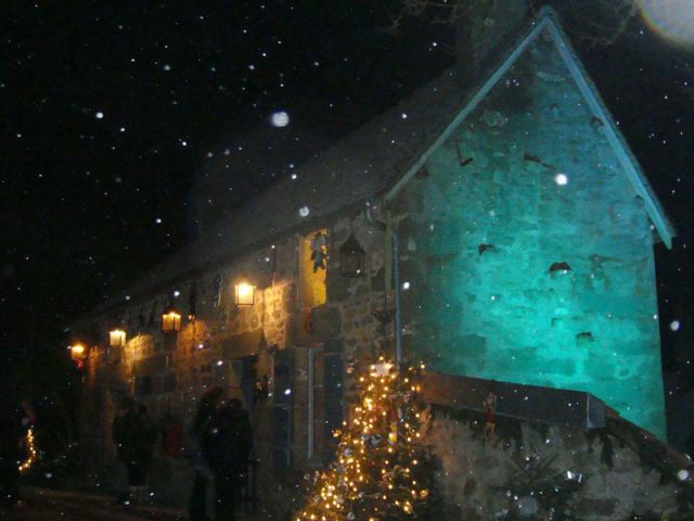 Maison du père Noël de Sous-Parsat - La nuit - Maison illuminée Sous-Parsat