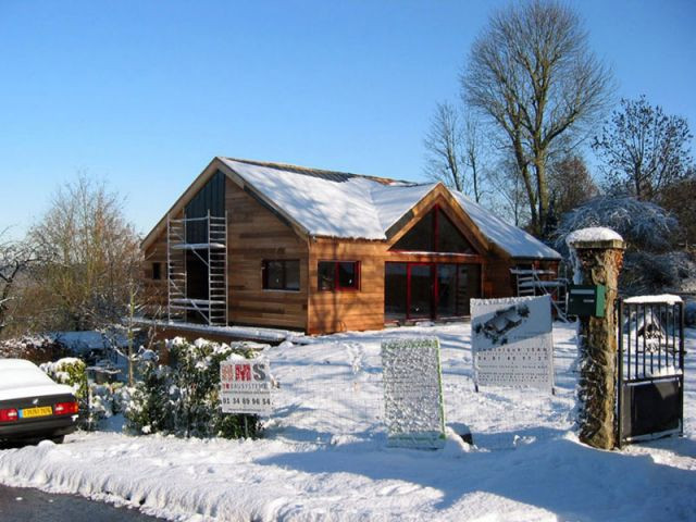 Une maison bois toute en hauteur ouverte sur l'extérieur - Reportage maison bois