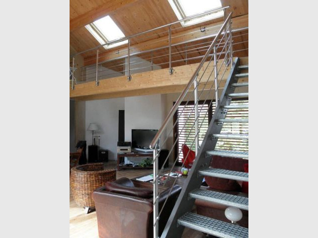Une maison bois toute en hauteur ouverte sur l'extérieur