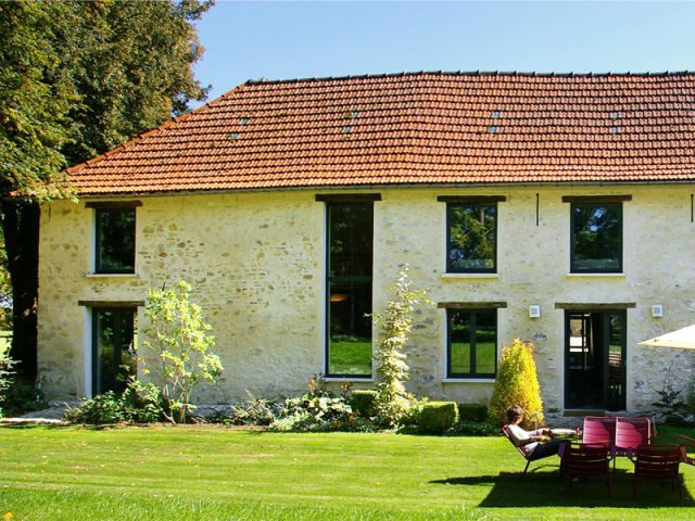 Rénovation d'une cuisine moderne dans une maison en vieille pierre