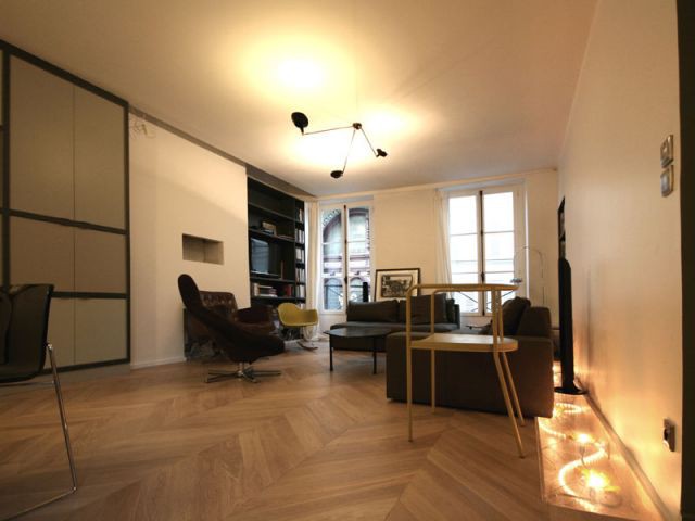 Côté appartement... Le salon - Reportage appartement parisien Julie Alazard 