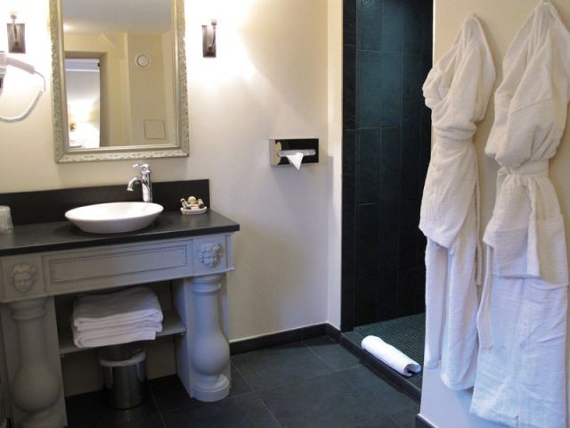 Salle de douche dans une chambre - Hôtel Le Sauvage à Besançon