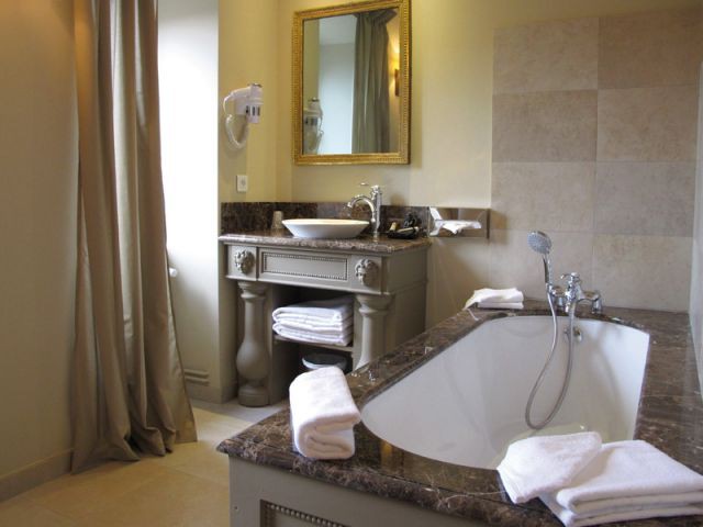 Salle de bains avec baignoire et marbre - Hôtel Le Sauvage à Besançon