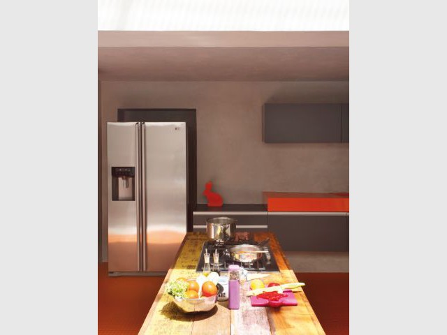 Couleur orange et inox dans la cuisine - Au Brésil, dans une maison d'artiste