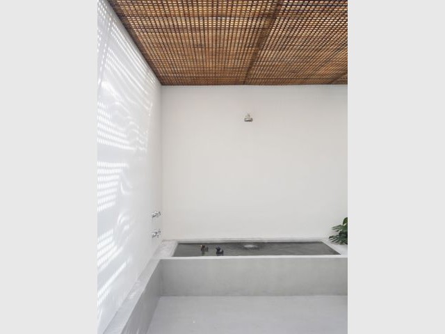 Une baignoire sur la mezzanine - Au Brésil, dans une maison d'artiste