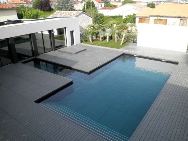 Une piscine géante et son plancher rétractable - 10 piscines au détail choc