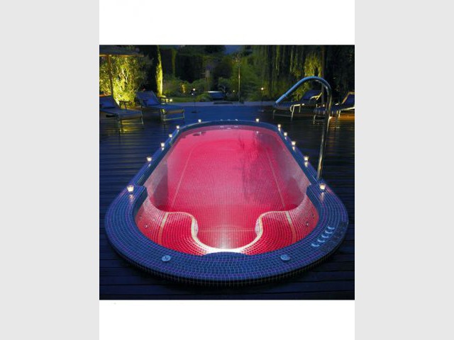 Lumière rose pour un spa de nage - 10 piscines au détail choc