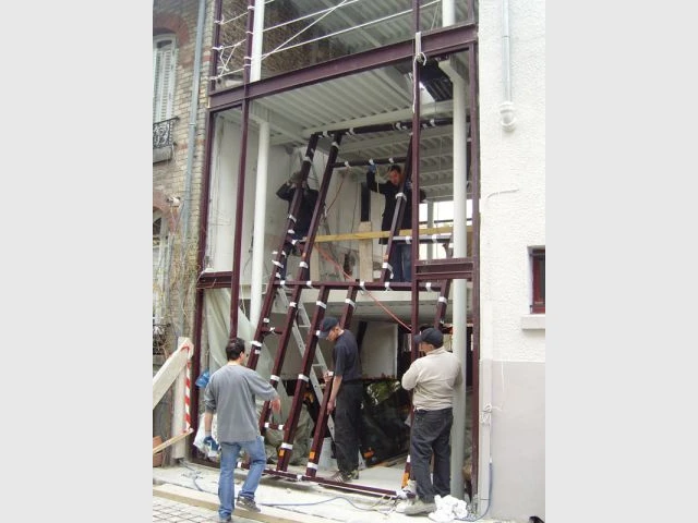 Chantier - Montage de la façade - Maison verticale