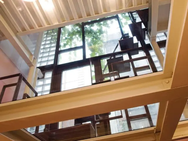 Sept tonnes d'acier et une façade en verre - Maison verticale
