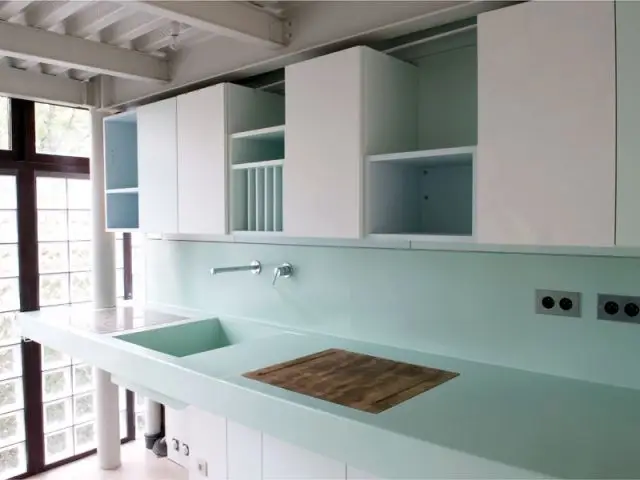 Un espace de travail sur trois niveaux et une cuisine unique - Maison verticale
