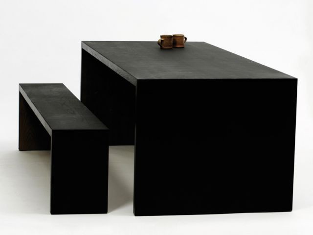 Une table et un banc noirs... - Table empreinte