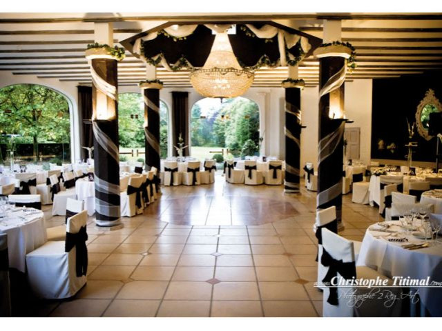 Une grande salle antique chic - 10 ambiances mariage