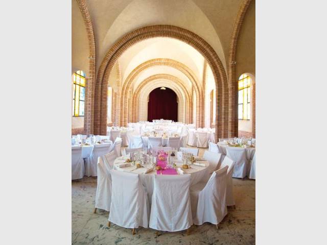 Un cloître décoré avec discrétion - 10 ambiances mariage