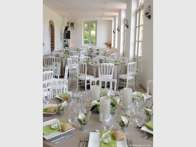 Une salle des fêtes étroite relevée par une touche de nature - 10 ambiances mariage