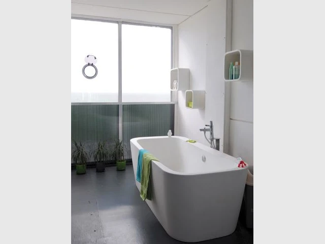 La salle de bains et sa baie en PVC - Maison containers