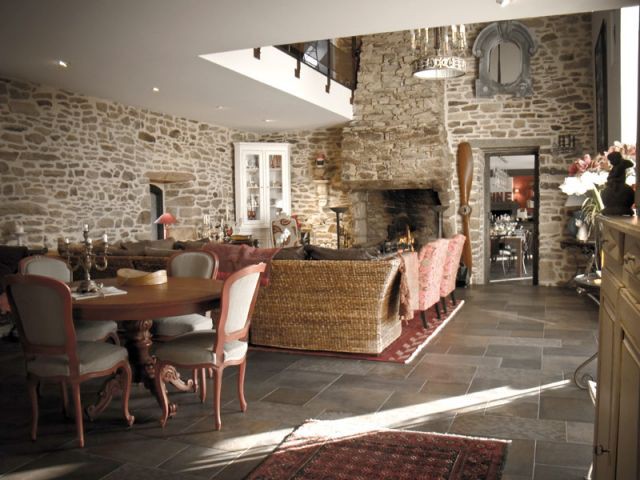 Un salon centré sur la cheminée - Maison d'hôtes Val de Brangon