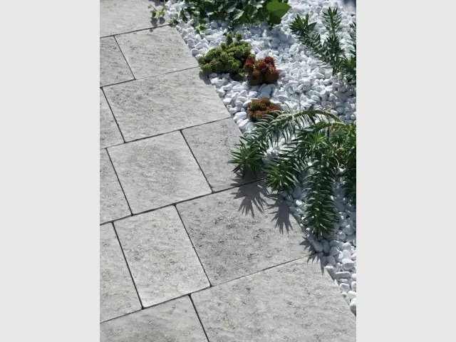Un pavage brut coloris titane - Allées de jardin