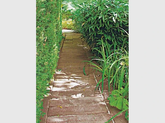 Une traverse en imitation teck - Allées de jardin