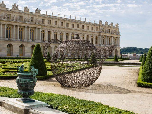 Une théière géante en fer forgé - Exposition Joana Vasconcelos