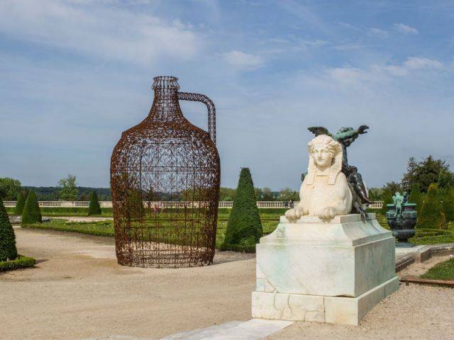 Une carafe à vin en fer forgé - Exposition Joana Vasconcelos