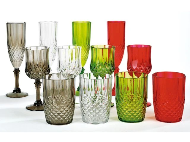 Boire dans des verres colorés - Sélection apéro