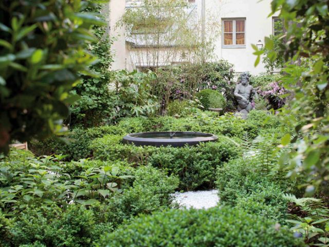 Statue dans le jardin - Jardin rue de Seine