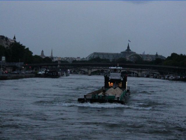 Un convoi fluvial équivaut à 250 camions par la route - lafarge et paris plage