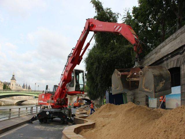 Deux pelles en action  - lafarge et paris plage