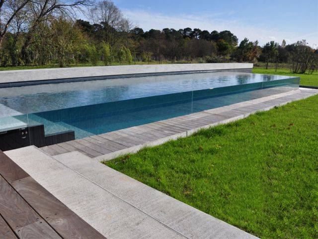 Terrasse épaisse - Piscine Carré Bleu - Concept Aquaglass