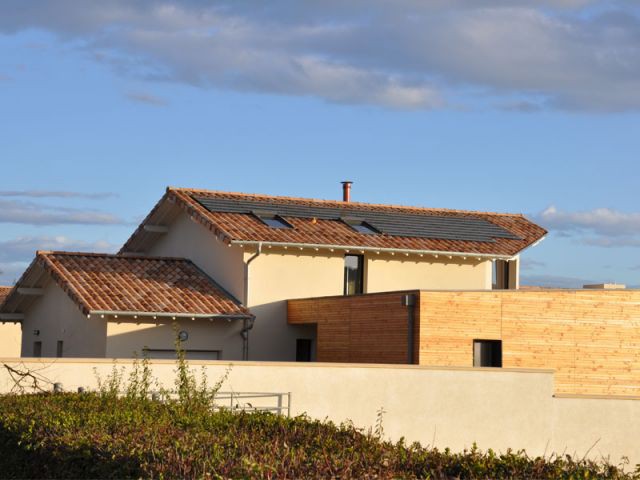 Panneaux photovoltaïques  - Maison Basse Consommation Val de Saône Bâtiment