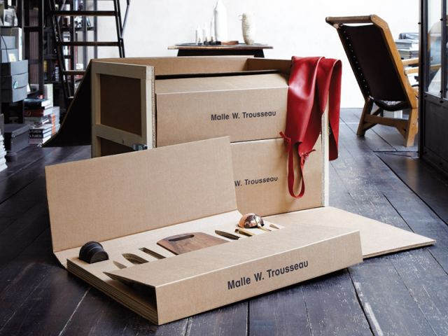 Une malle en carton pour un trousseau de cuisine - Malle W. Trousseau