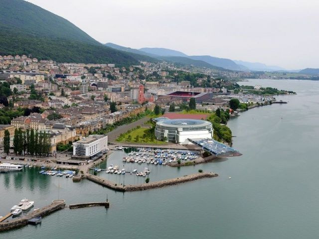 Lac de Neuchâtel - Swiss watch arena