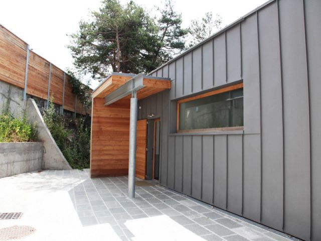 Béton, bois et zinc pour un chalet BBC lumineux