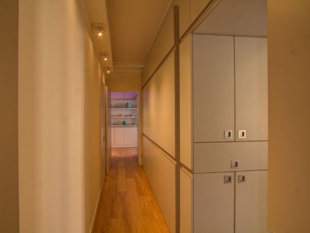 Un couloir transformé en rangement - Appartement Montpellier meuble structurant