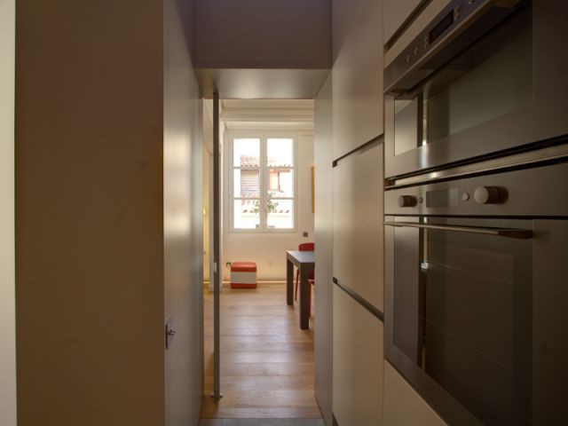 Une porte cachée donne sur la cuisine - Appartement Montpellier meuble structurant