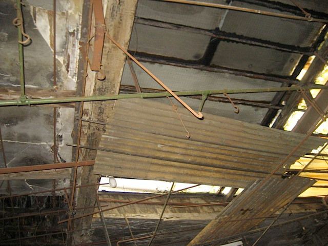 Une toitute en zinc en mauvais état - Rénovation atelier Marais
