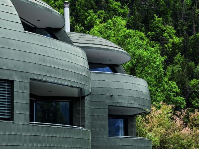 Une forme "galbée"  - Un monolithe de Zinc en Suisse