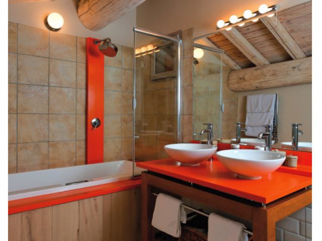 Une salle de bains orange et bois - Chalet Yellowstone