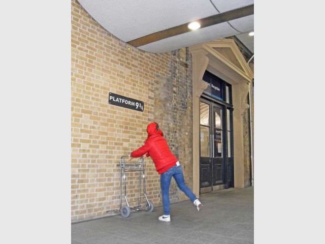 Le lieu rappelle la "voie 9 3/4" - La gare de King's Cross à Londres