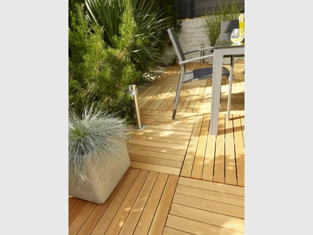 Des dalles en bois exotique pour un balcon zen - Dalles extérieures