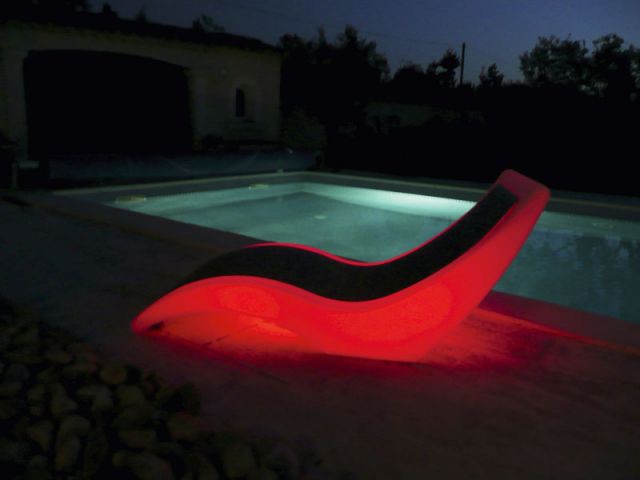 Bain de soleil rouge fluo - Cardinal Jardin