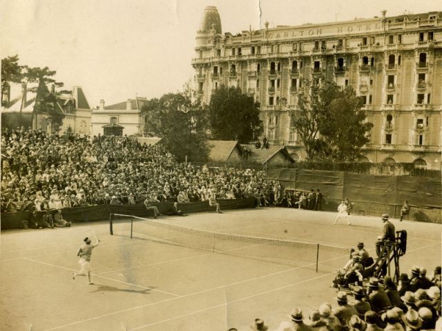 Le premier cour de tennis en terre battue - Carlton 100 ans