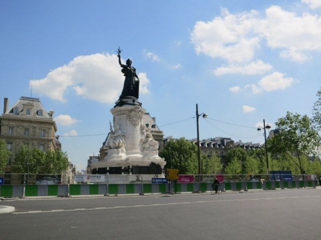 Vue de la Place de République, côté circulation automobile - place de la République