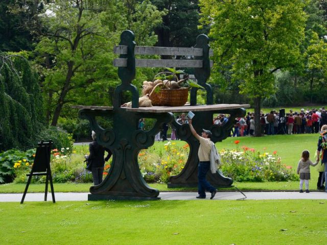 Un banc géant sert de pont aux passagers - Des créatures extraordinaires envahissent le jardin des plantes de Nantes