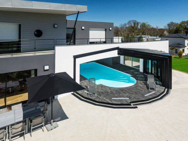 Une piscine centrale sous une véranda semi-circulaire coulissante - Véranda semi-circulaire