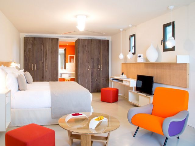 Une chambre aux couleurs chaudes - Hôtel La Plage Casadelmar